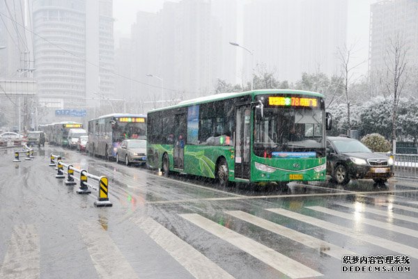新年首场大雪降临合肥公交首战告捷