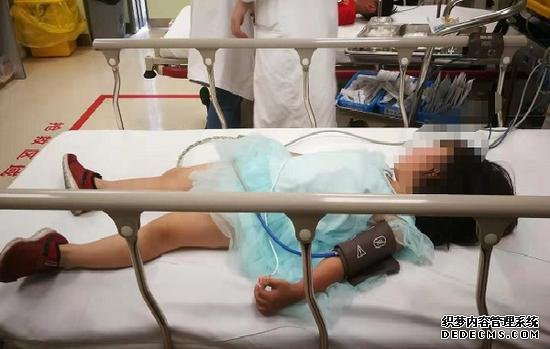 图说：小女孩被紧急送到了医院 受访者供图