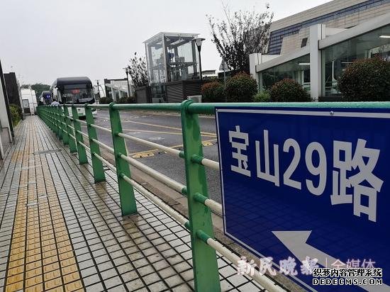 图说：女孩受伤始发地公交车站 新民晚报记者 罗水元 摄