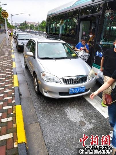 车辆在上海一地铁站旁“占据”公交站“侯客”。上海市交通委执法总队供图