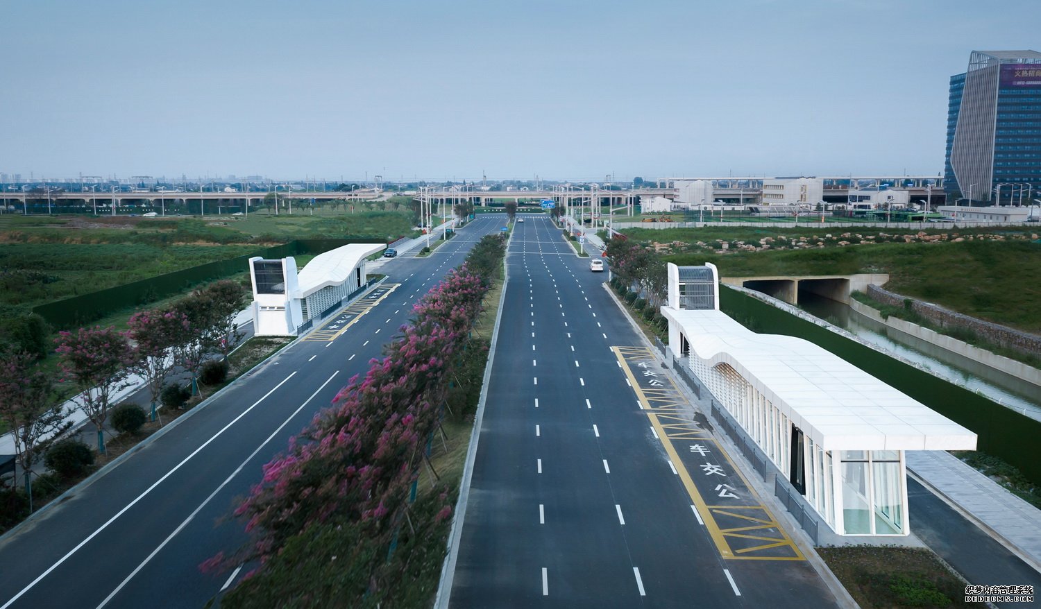 调整大小 2-一南一北两向公交站台_by秦伟.jpg